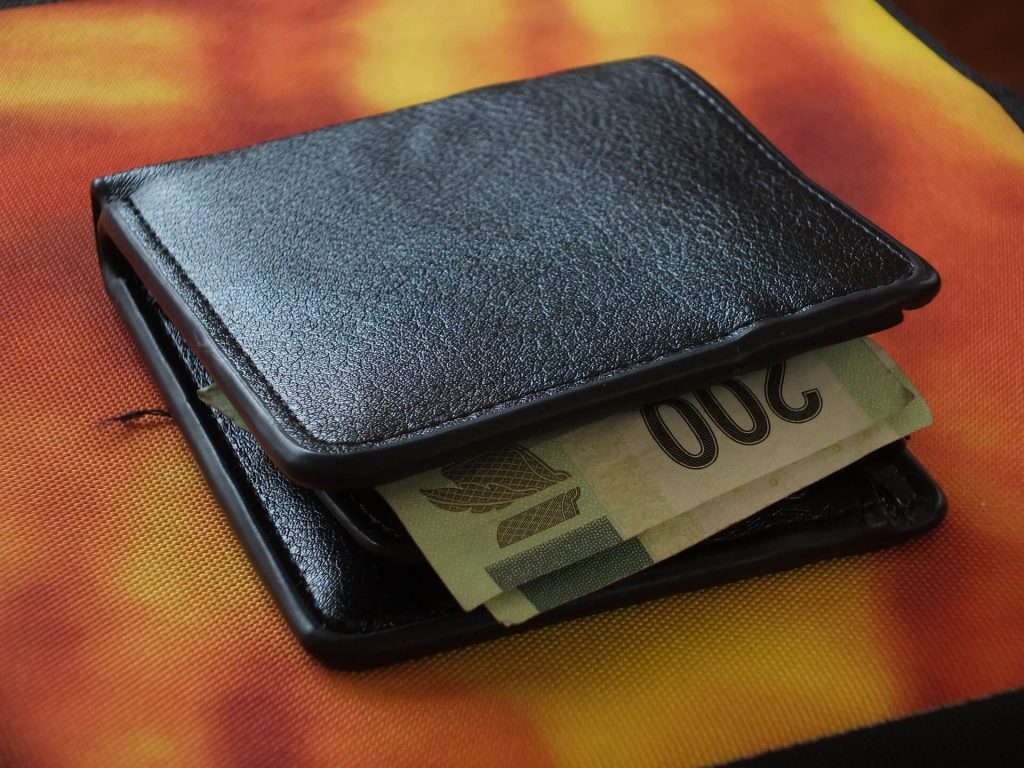 A full wallet of someone who just applied for bad credit loans in Montreal